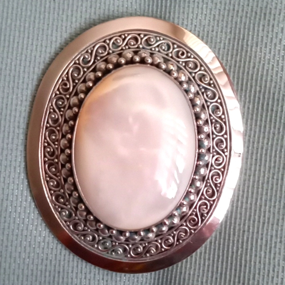 BEAUTIFUL WHITE MOTHER OF PEARL AND STERLING SILVER PIN/PENDANT